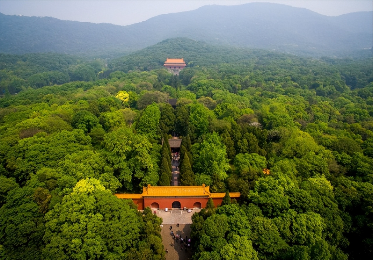 康熙明孝陵前祭拜朱元璋,朱元璋真的葬在明孝陵吗