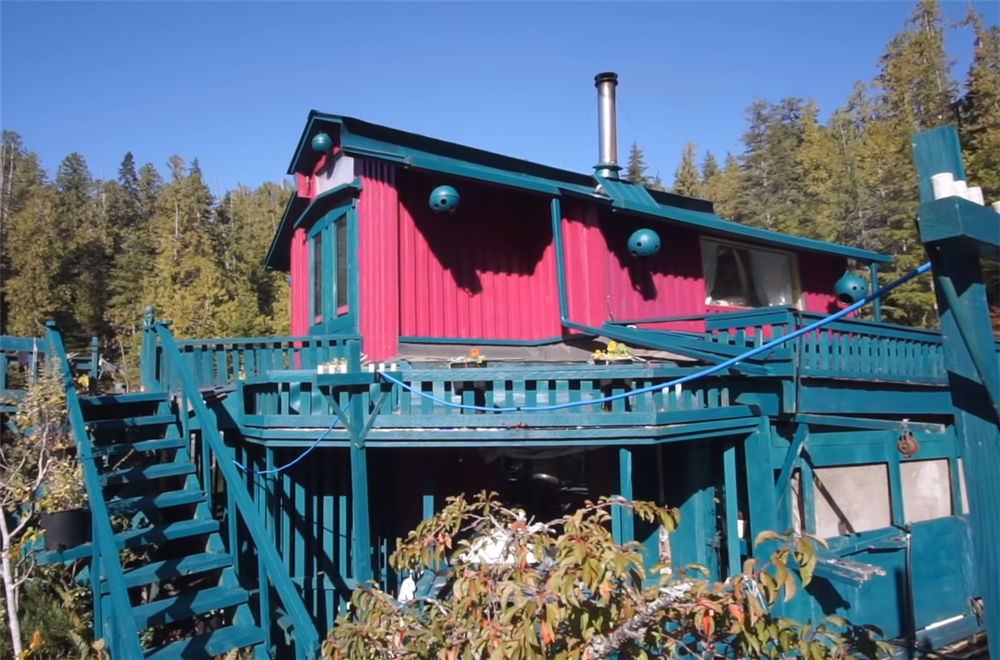 夫妻二人买下海岛过起隐居的生活,夫妻隐居小岛与世隔绝