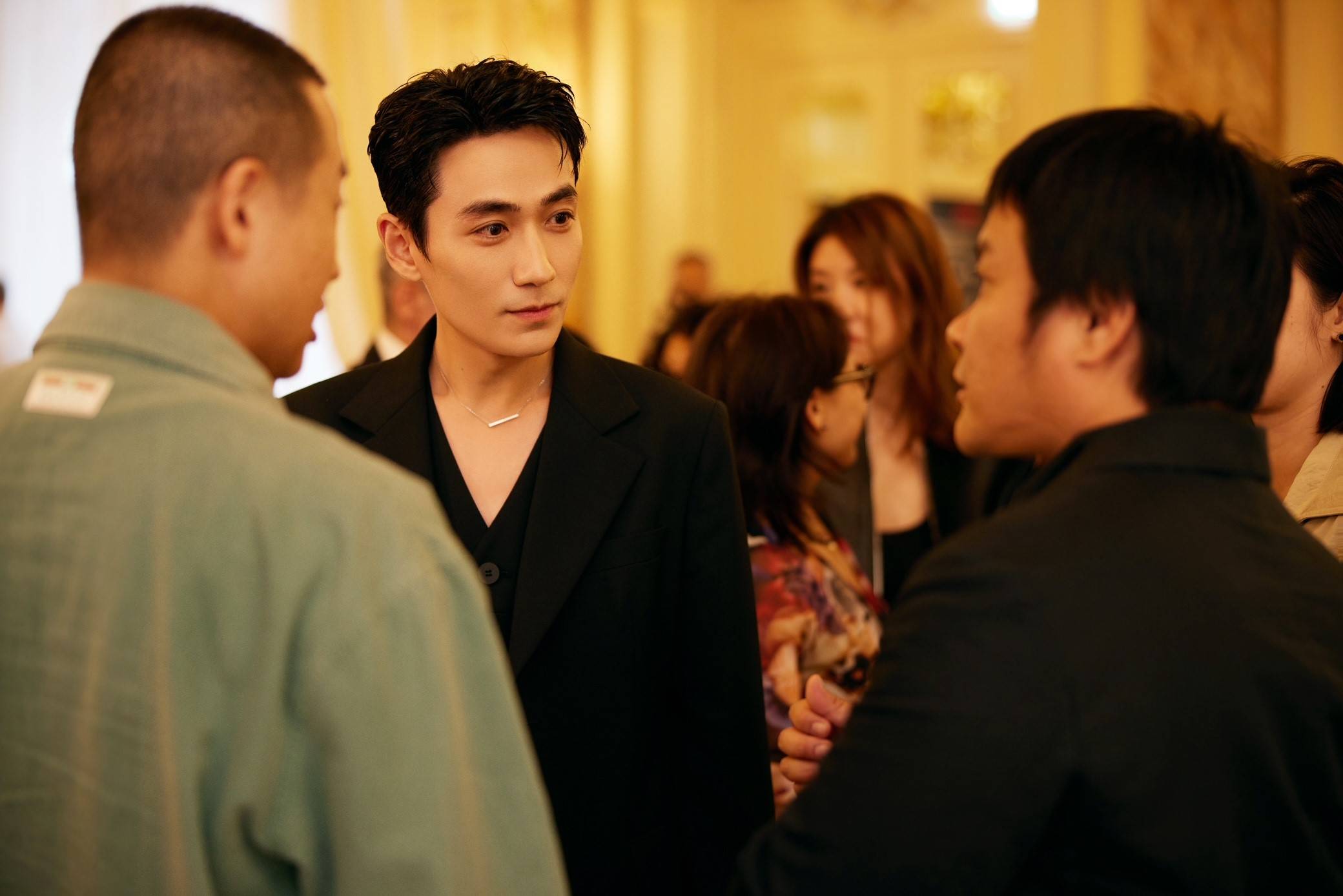 中国电影节朱一龙寸头,朱一龙在上海国际电影节颁奖