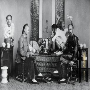 高清老照片：旗人格格大腿岔开豪放洗衣，地主三妻四妾不输女明星