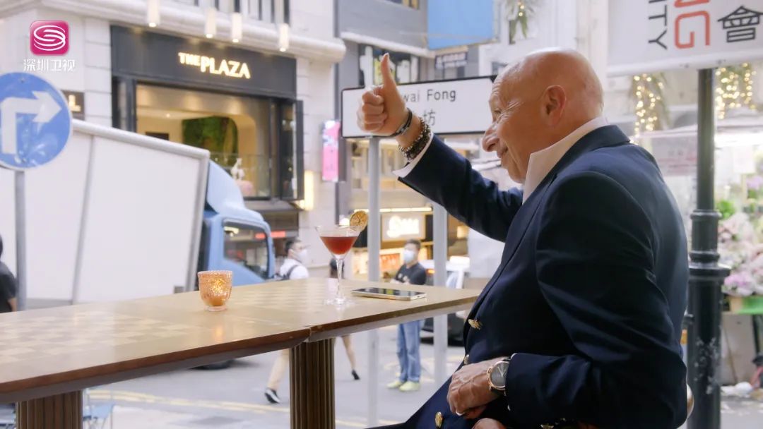 “兰桂坊之父”不喝酒，赛马会CEO属马……今晚21:25《香港，我们的故事》感受东方之珠的魅力