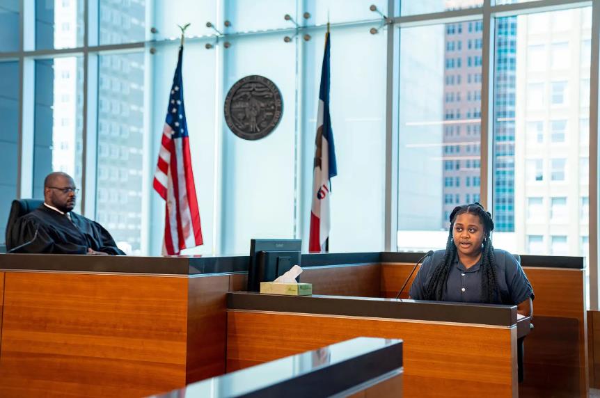 美国女孩遭杀害后残忍报复施暴者,美国15岁女孩杀害性侵者被判缓刑