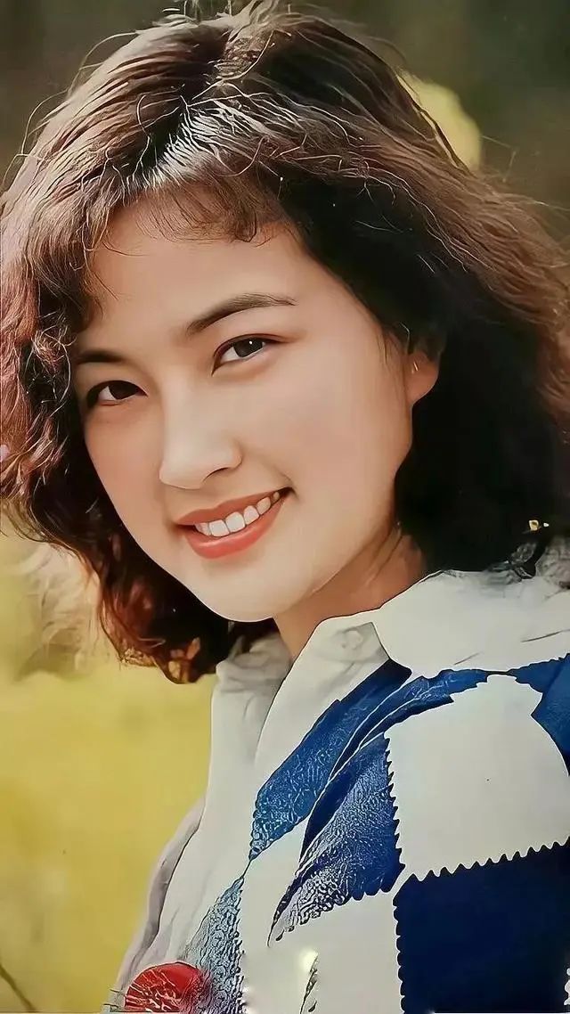 刘晓庆浓妆艳抹扮嫩失败,67岁刘晓庆近照曝光面容苍老