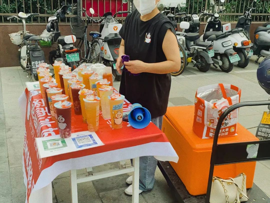 蜜雪冰城和海底捞哪个赚得多,海底捞和蜜雪冰城