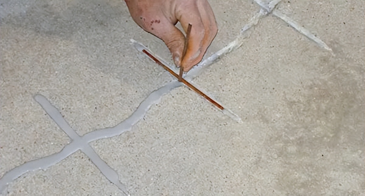 内蒙古混凝土裂缝修补剂施工视频,混凝土路面裂缝沥青灌注修补方法