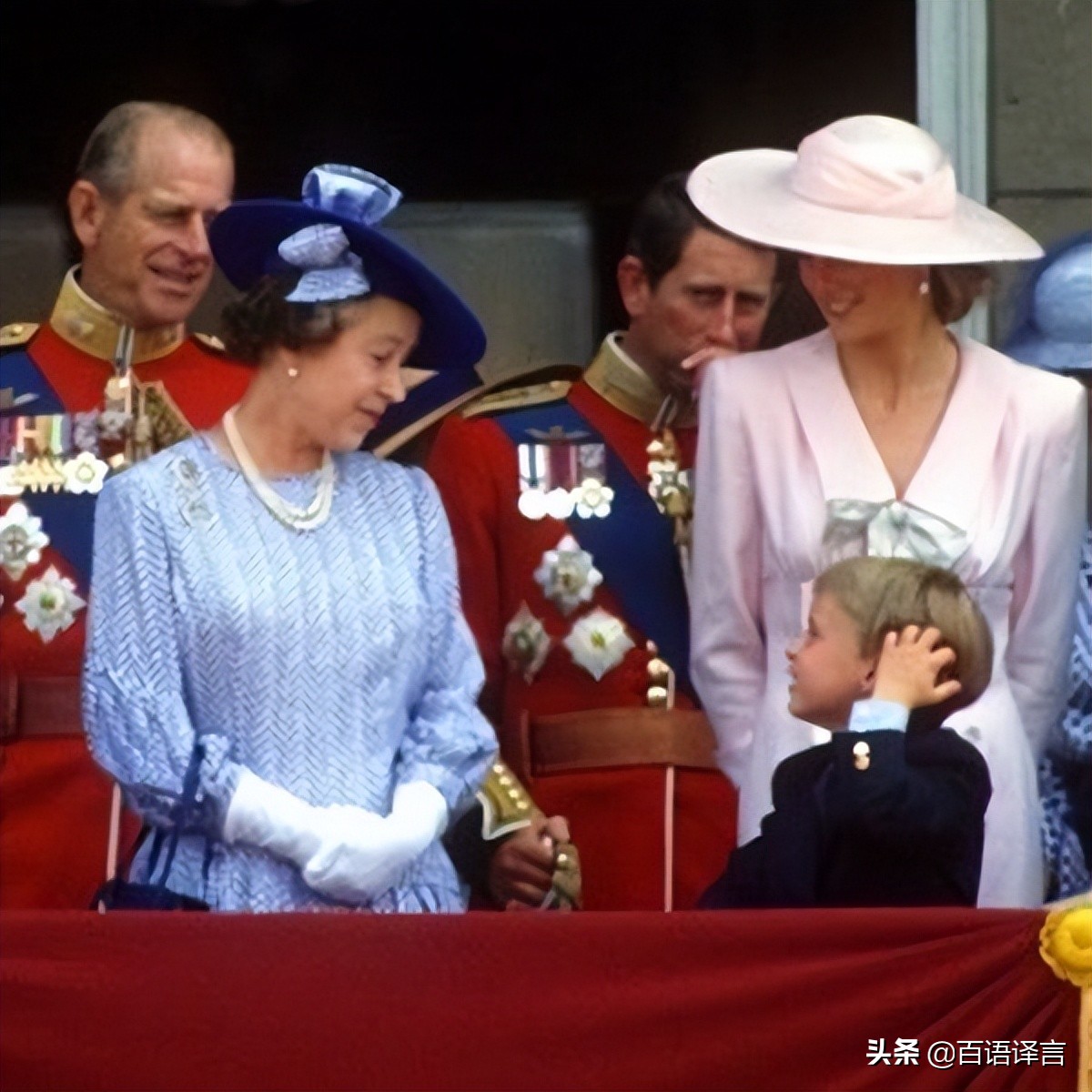 路易又抢女王风头！出席活动时要查尔斯抱，吻妈妈，站凳上吃零食