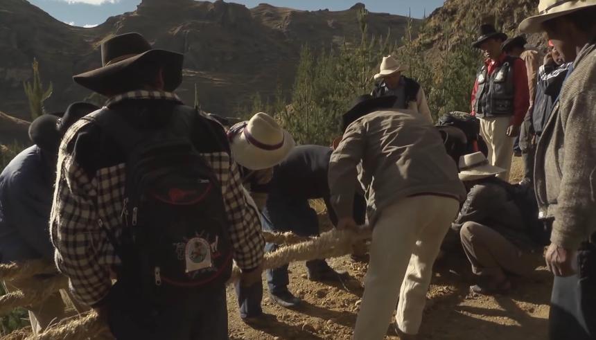 1000人用野草编织30米长的吊索桥，三天完工，每年都要换一次新桥