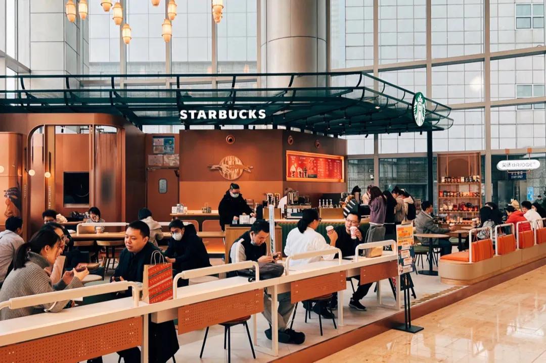 中国首家星巴克“共享办公店”开业，可以到星巴克“打卡上班”了