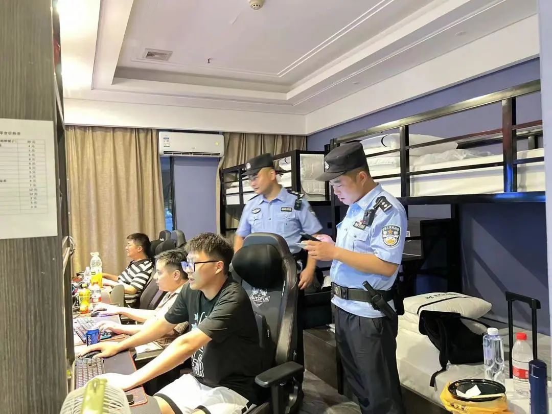 夏季行动|高新公安：警灯照夏夜藏蓝护平安