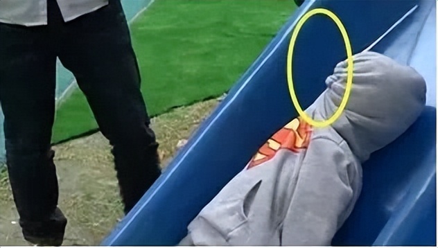 儿童摔倒伤脖子,幼儿跌倒被压