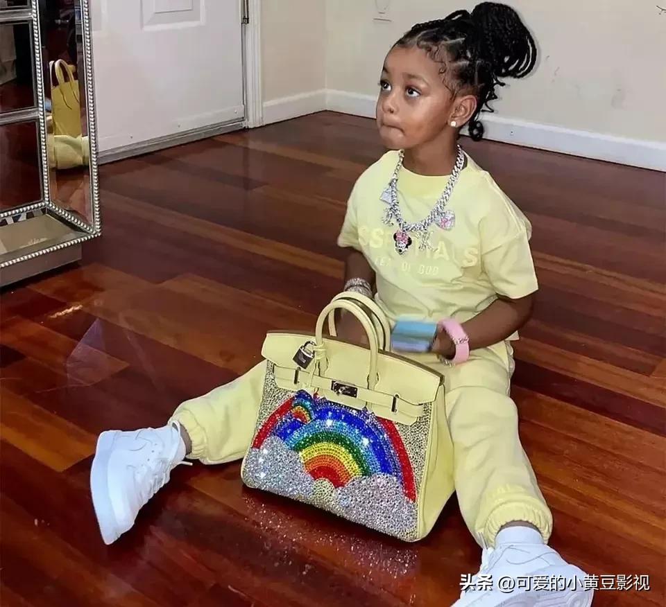 脱鞋打架的彪悍女，却因为登上中国新闻欢欣不已，卡姐还真的可爱