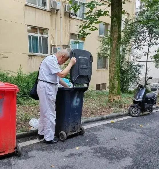 “感动！这个小区的老人们让我看到了真正的友情和爱”