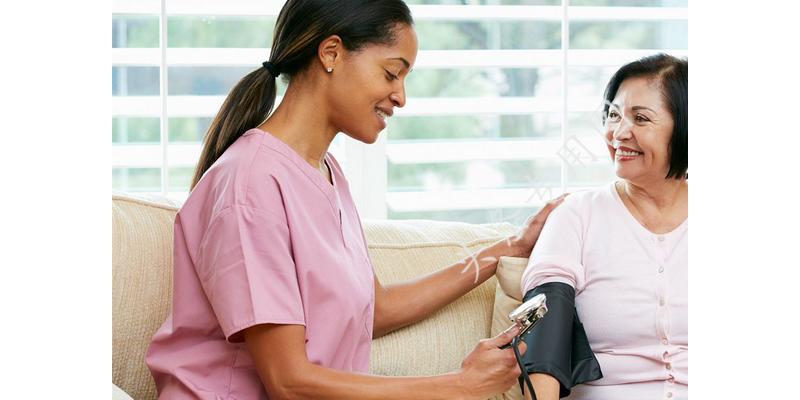 十一岁男孩应不应该跟父母分床睡,男孩几岁不能和母亲一起睡