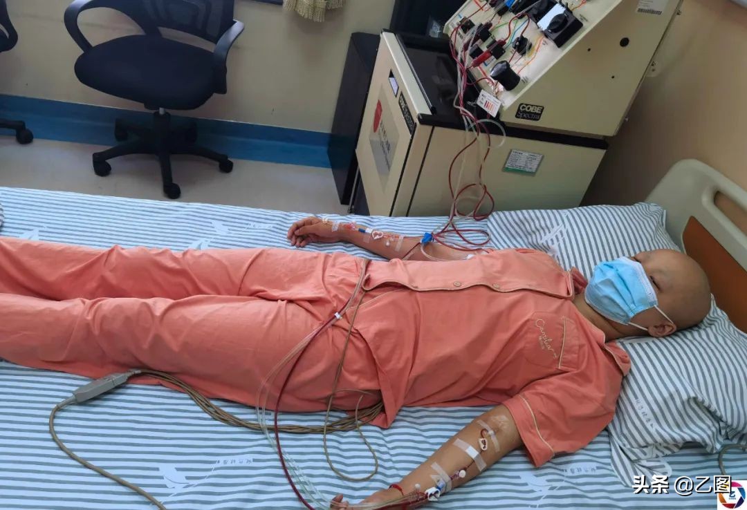 重病女儿迎来好转,却因没钱面临放弃,单亲爸爸急得扇自己耳光