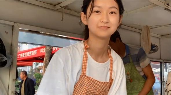山西95后清纯女孩摆摊卖馅饼，1元一个，每天只睡5h也只卖2千块钱
