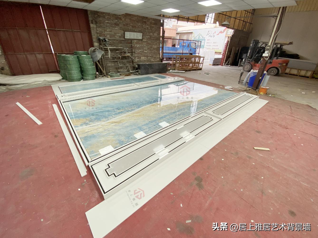 复式楼挑空客厅岩板背景墙效果图,岩板复式挑空背景墙