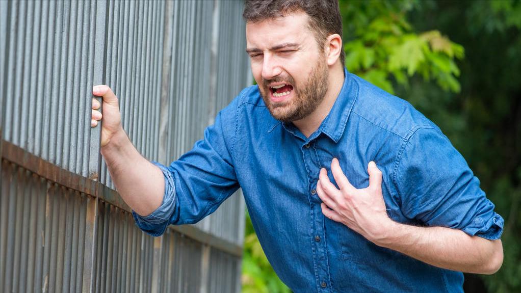 经常胸前肌肉痛,胸前有疼痛感是什么原因