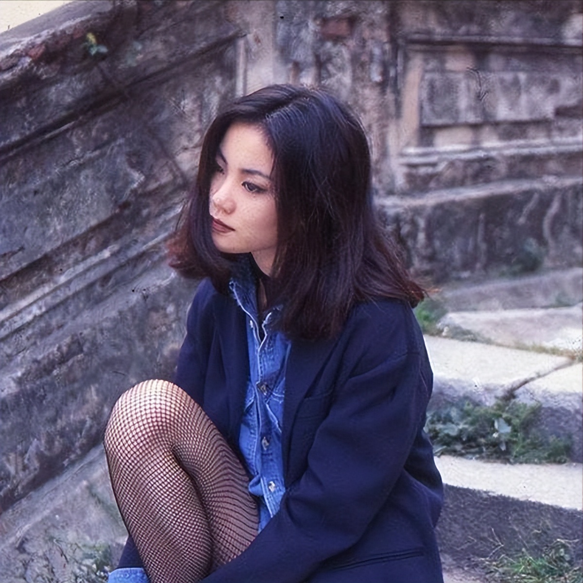 王菲牵手谢霆锋，张柏芝泪目送祝福，到底谁才是真爱