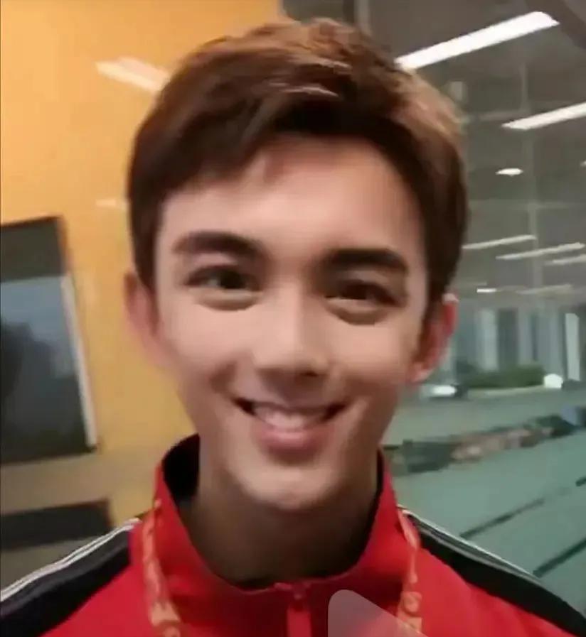 又土又浮夸，当男明星用上美颜滤镜，一个比一个怪异，太好笑了