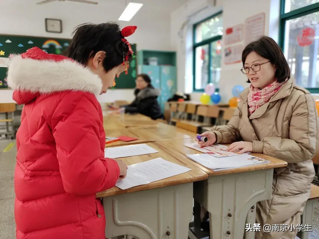 南京市长江路小学一年级开展“畅畅笑笑”乐评园活动