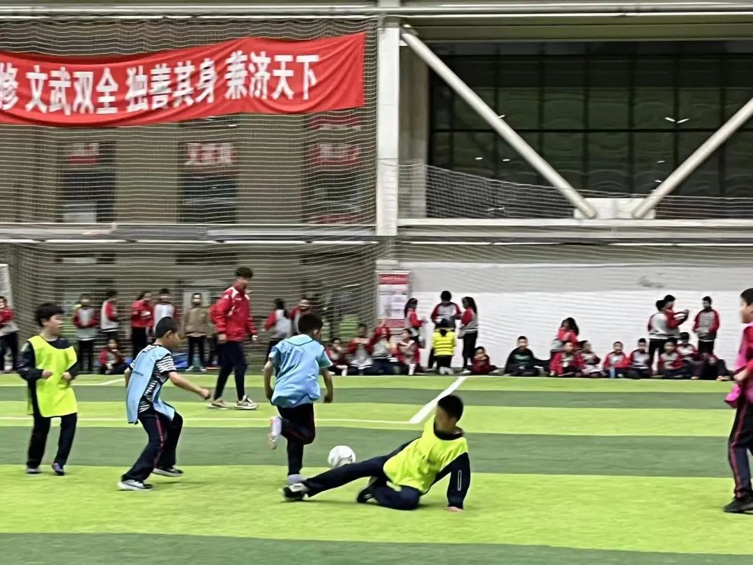 包头市青山区小学足球比赛,驰骋绿茵球场圆中国足球梦