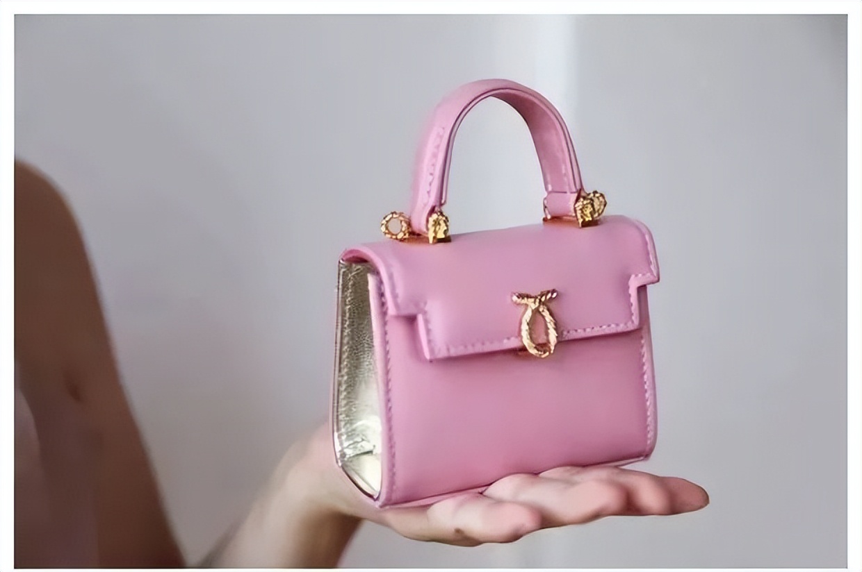 英国女王最喜欢的包包牌子,英国女王拿的包包价格