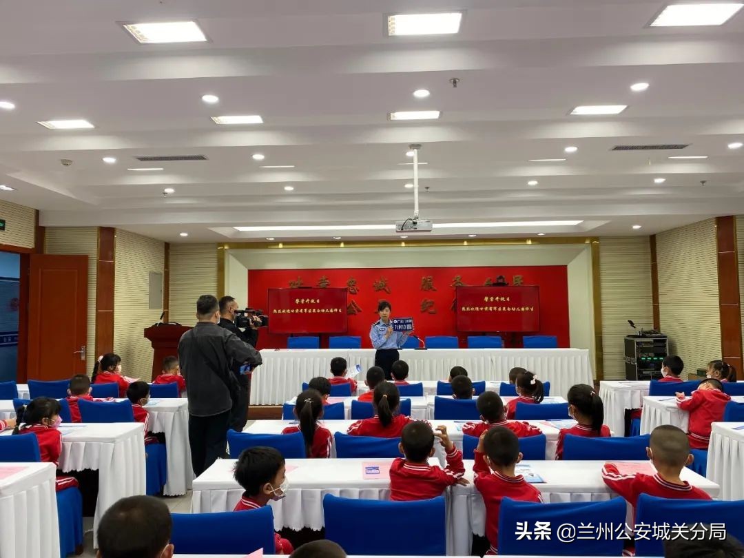 萌娃进警营警心暖童心,萌宝进警营童心警心紧相连