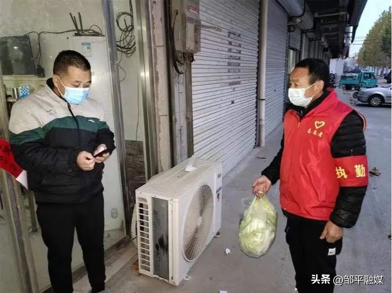 党员走进扶贫户送温暖活动,在职党员进社区爱心超市送温暖