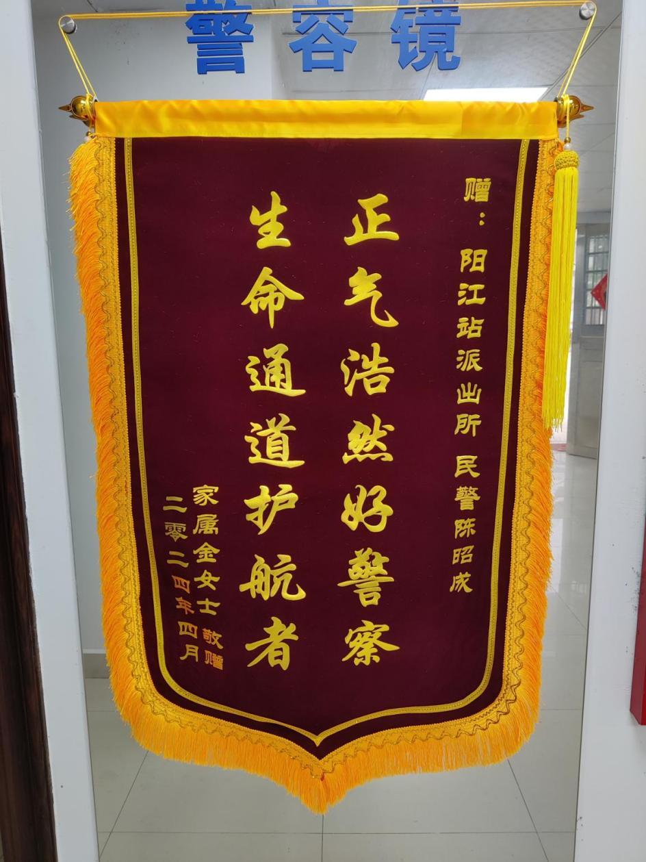 少女吞药轻生民警解救成功,女子昏迷路边民警及时救助