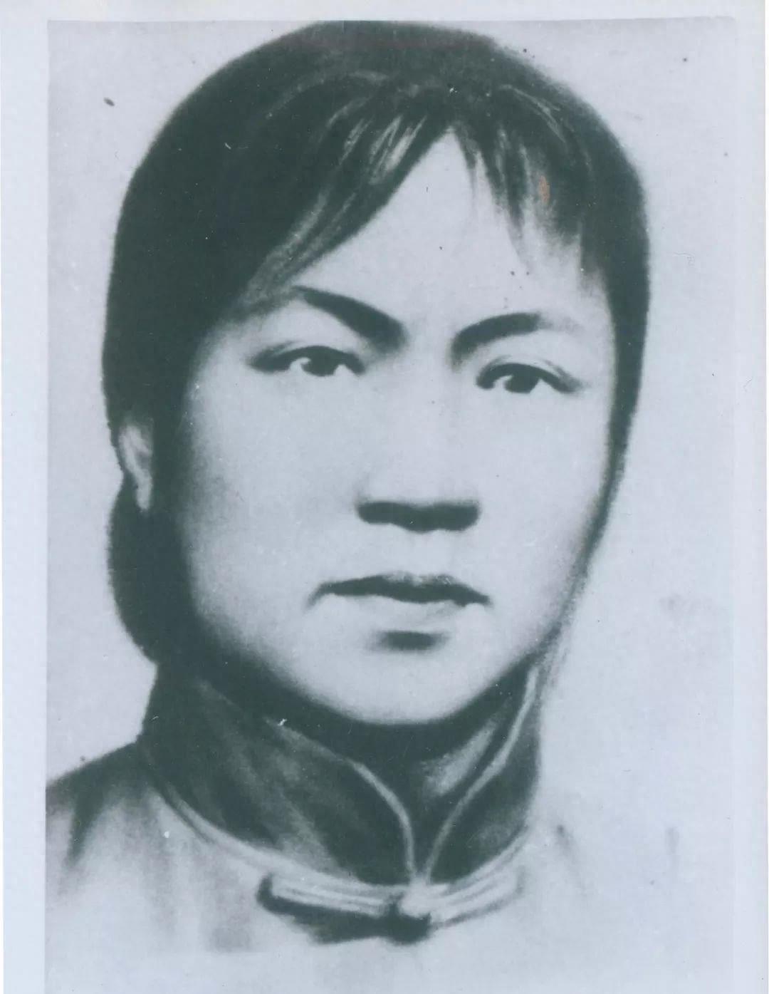 敌人用烧红的火钳从她的阴部直捅到腹腔！英勇牺牲的红军草鞋队长