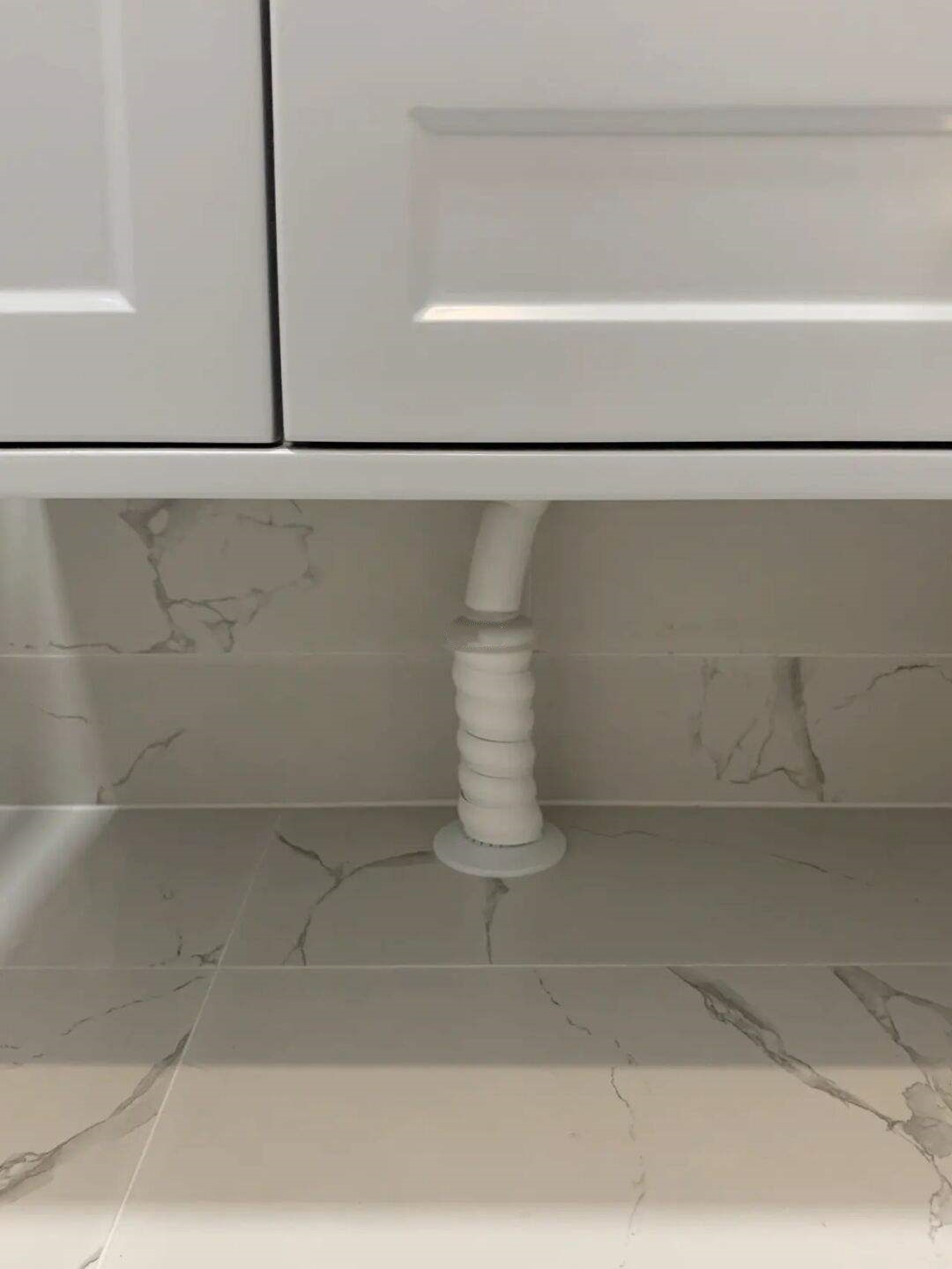 卫生间无缘无故有一滩水,老小区卫生间地面渗水