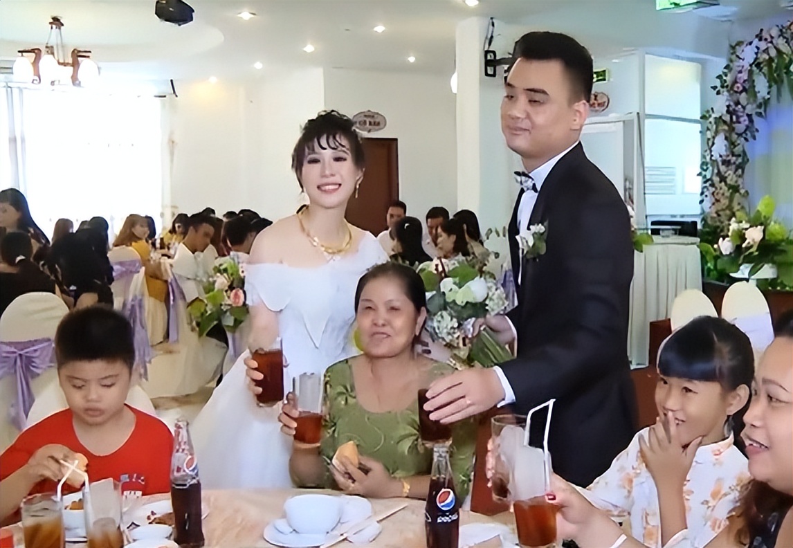 越南媳妇远嫁广西农村，丈夫没房没车没钱，丈母娘借钱还给买房