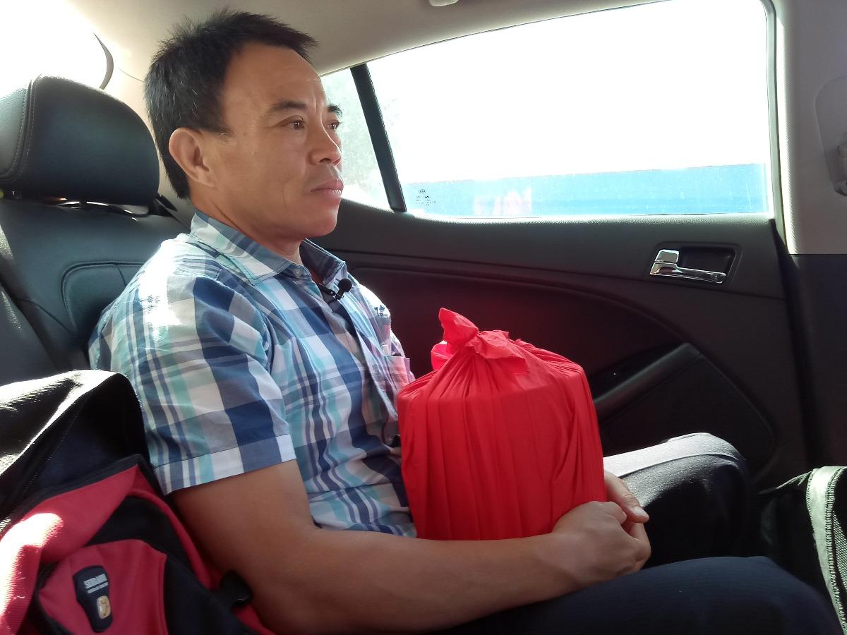 台湾“灵魂摆渡人”，放弃高薪工作，20年间自费送200位老兵回家