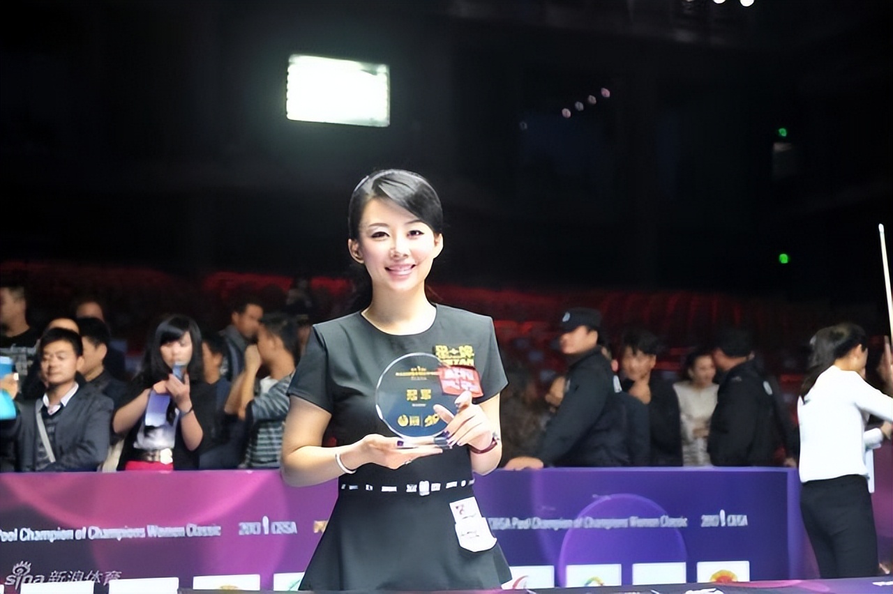 台球女神美貌不输潘晓婷,台球女神一杆清台