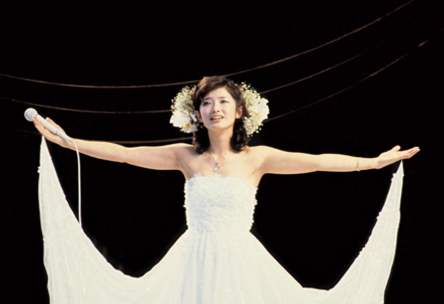 被山口百惠的老年状态惊艳到：64岁发腮发福，穿衣极简却气质高级