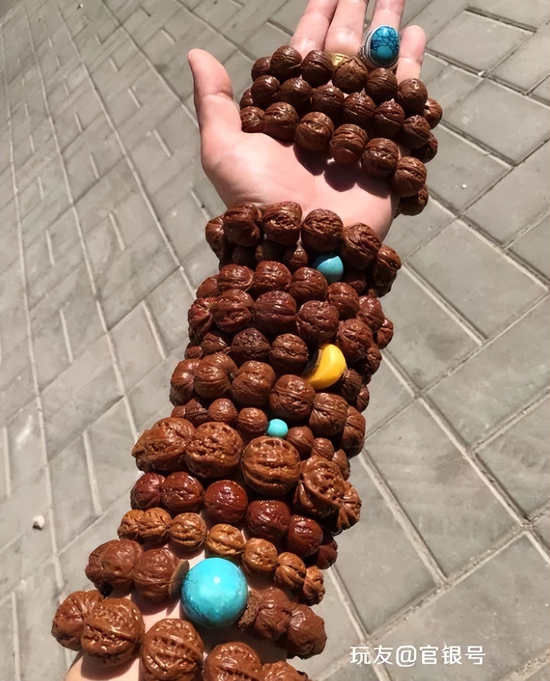 小核桃手串盘了一年,小核桃手串盘起来很油