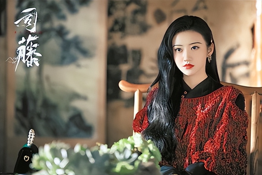 强捧不红景甜：坐拥3.5亿豪宅被张继科拒婚，资源逆天金主成谜