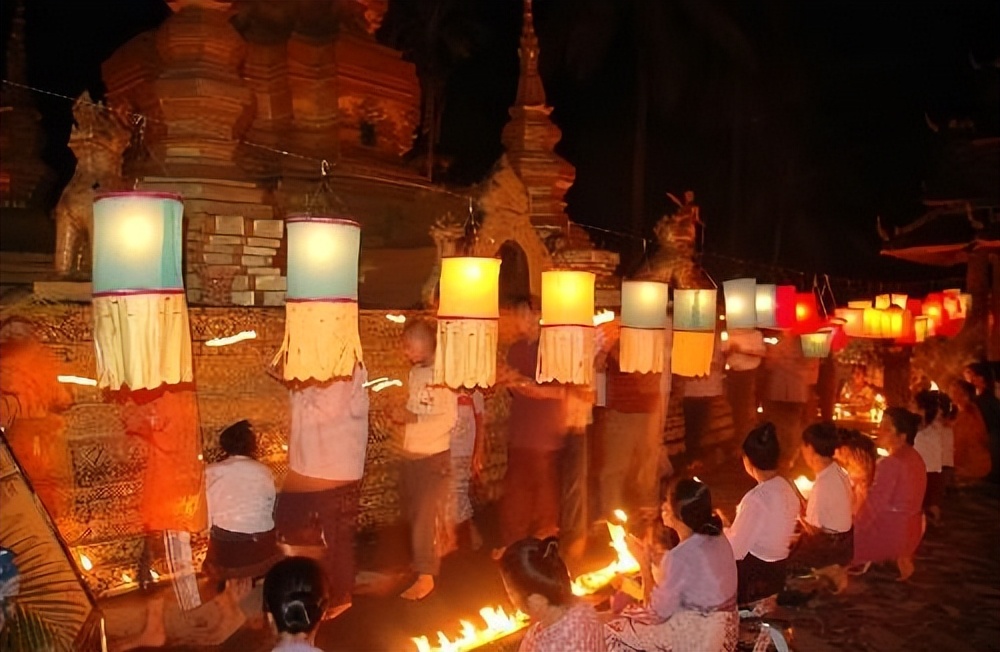 云南西双版纳傣族泼水节一览表,西双版纳一年一度的傣族泼水节