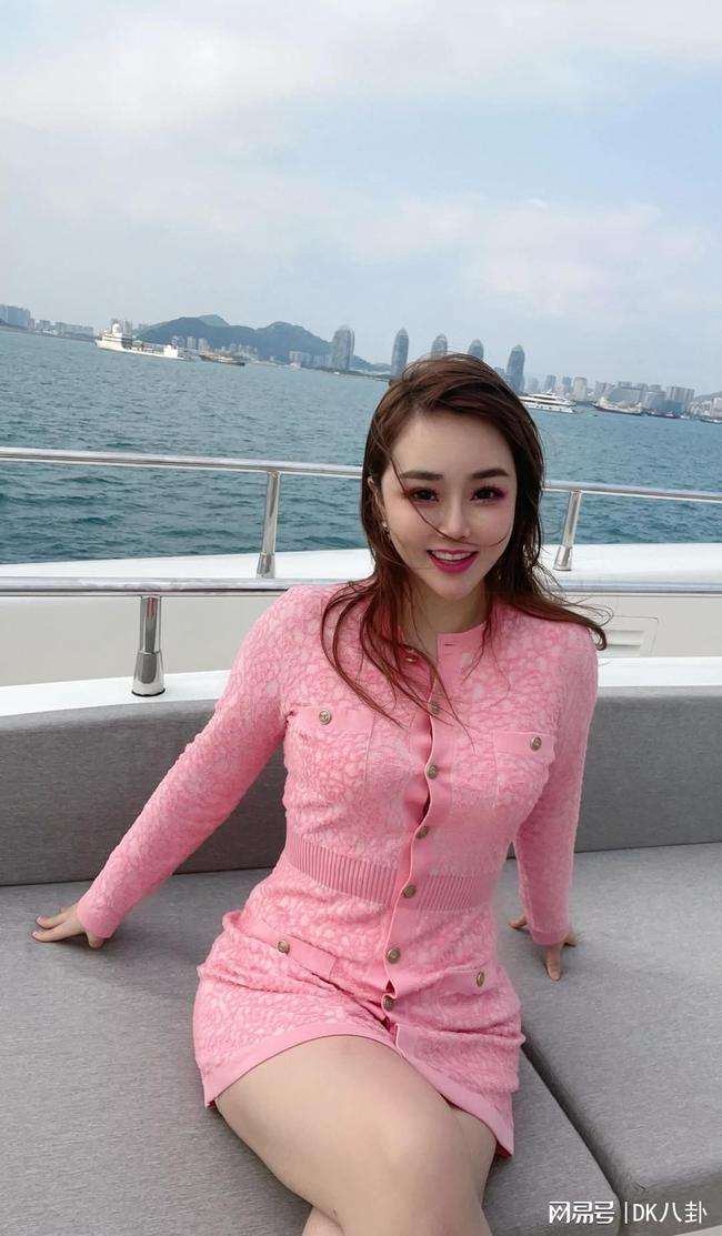 网红富婆租车拍视频装有钱人,养豹的富婆