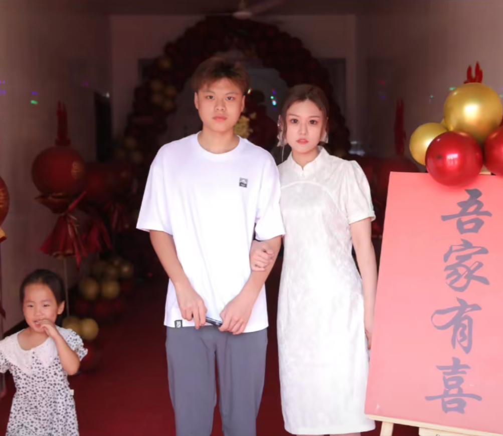 新人太害羞不会拥抱，大妈手把手教学，网友：一看就是相亲认识的