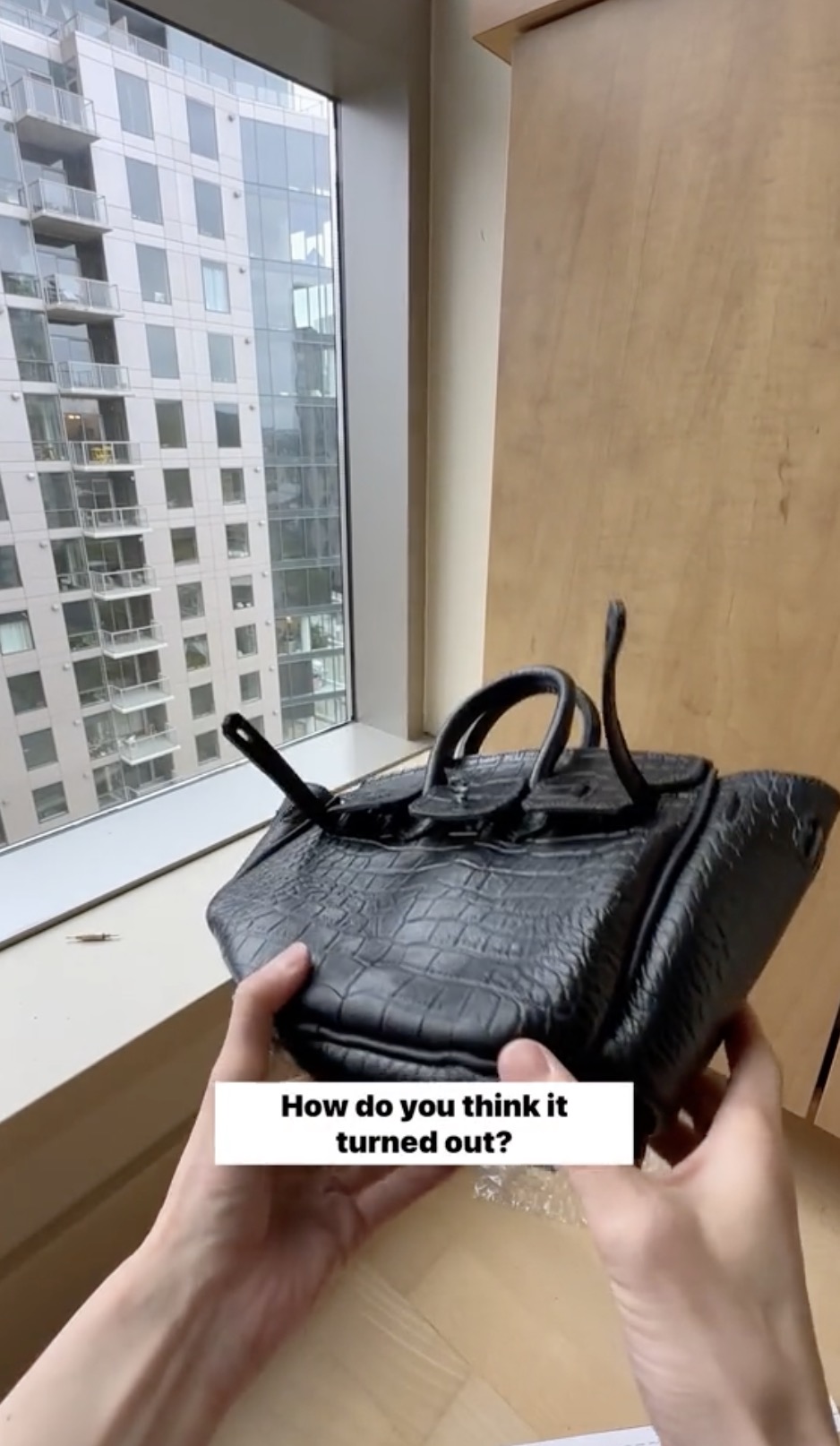 亚裔小哥花400刀手工制*爱作**马仕包送女友，网友为此吵翻！