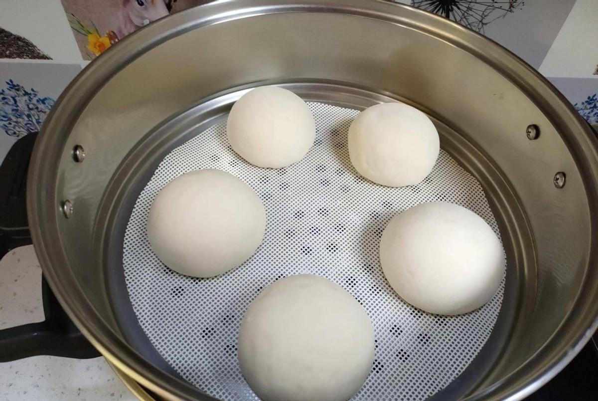 蒸馒头怎么判断面粉湿度,做馒头如何判断面团发酵好