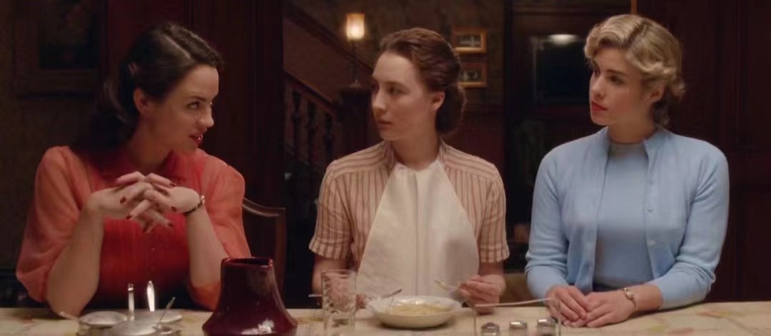 美国影片《布鲁克林》多次出现爱丽丝的定格画面有什么目的？