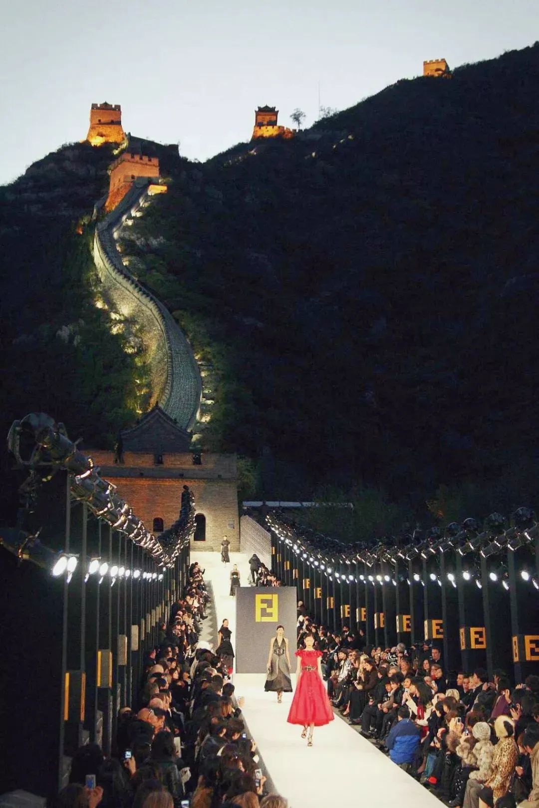 fendi长城大秀面试,fendi展示了什么