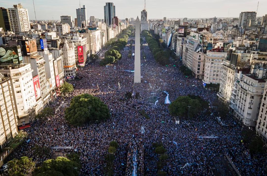 阿根廷86年夺冠后庆祝场面,86年阿根廷举国庆祝夺冠视频