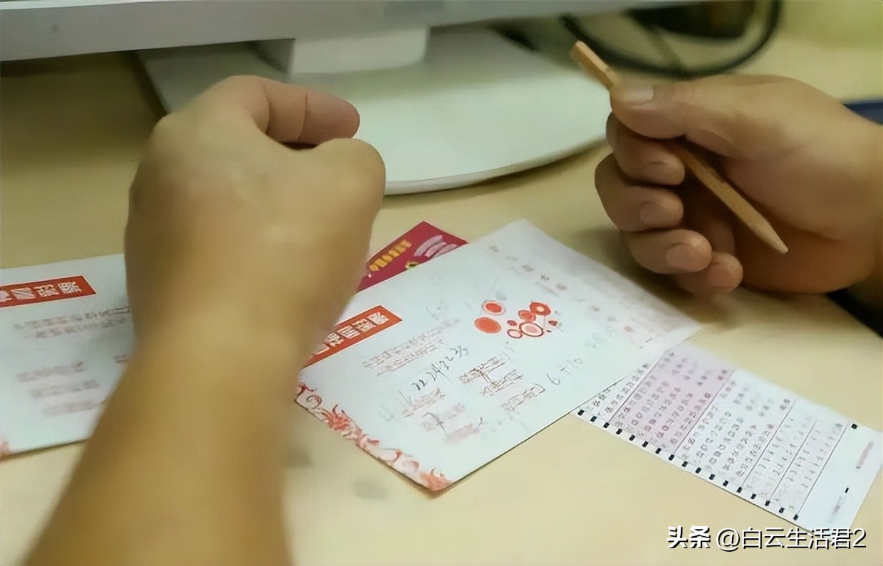 男子买彩票中500万被店主坑了后续,男子1000元买彩票中了1个亿