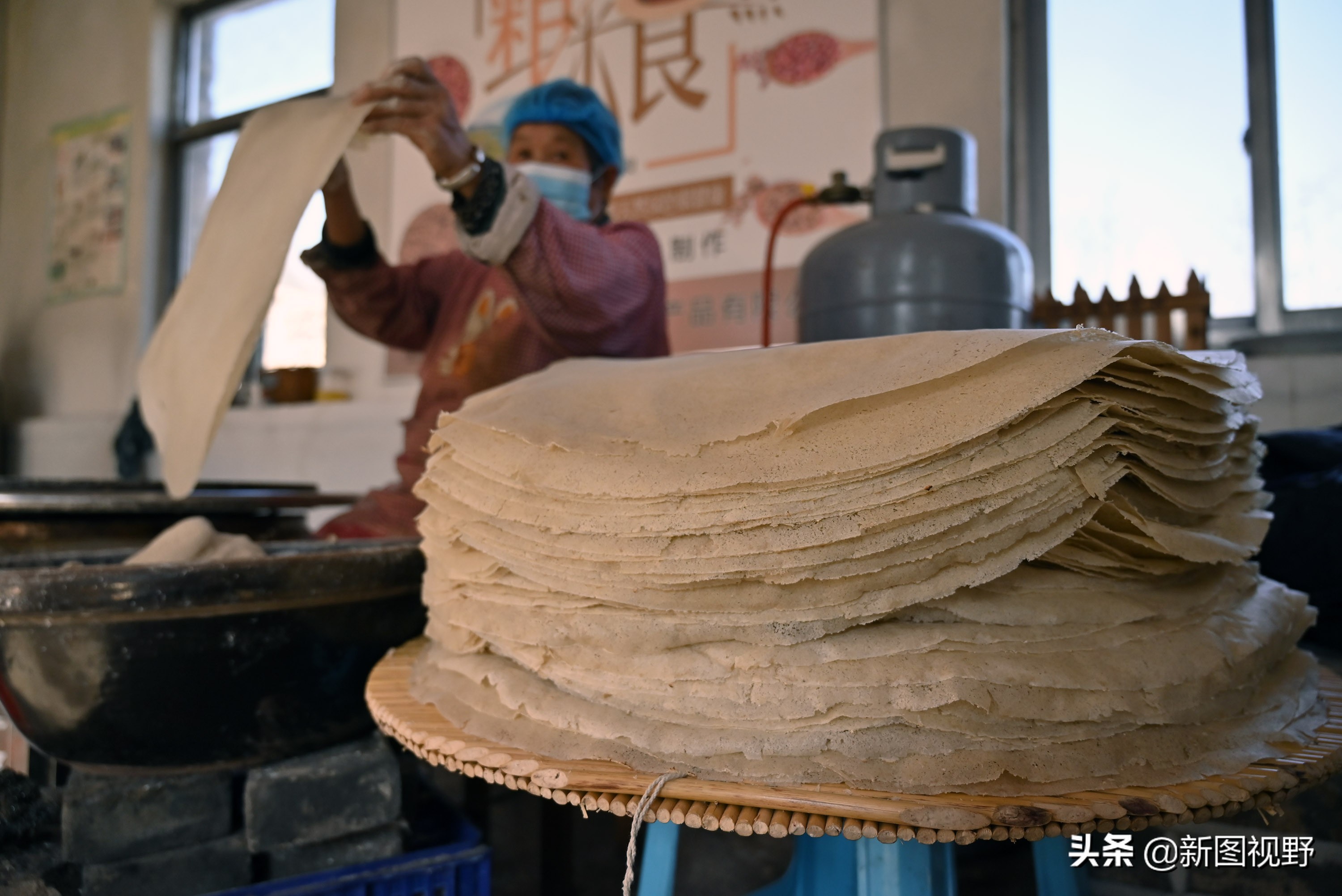 山东农村大妈手工摊煎饼视频,纯手工农村煎饼大姐