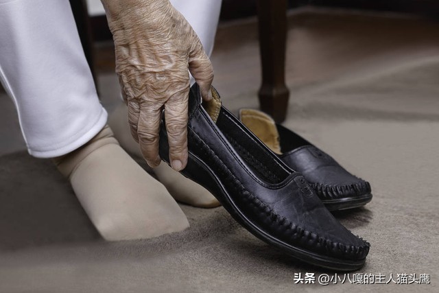老年人穿鞋底高的鞋好吗,什么鞋子鞋底比较软