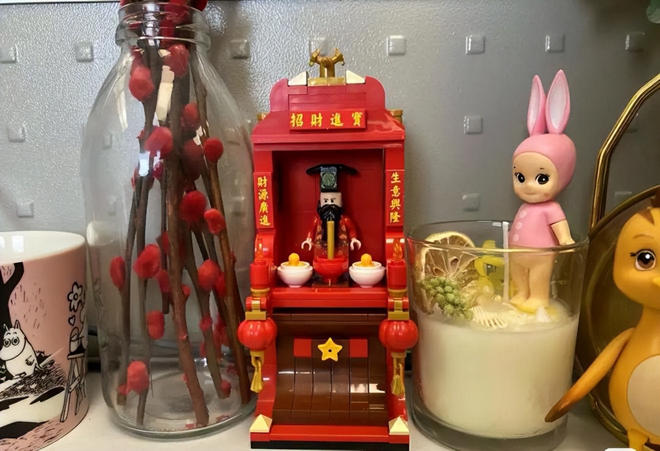 动物、绿植、手办，“花式”装饰丰富年轻人的办公桌