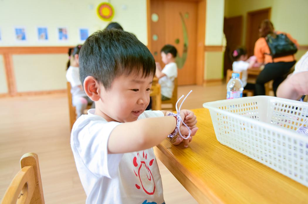 幼儿园老师对我孩子冷落该怎么办,幼儿园老师总是不理孩子怎么办